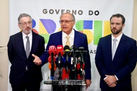 “O caminho vai ser dialogar para que não ocorra”, afirma Alckmin, sobre ameaça de taxação dos EUA a produtos brasileiros