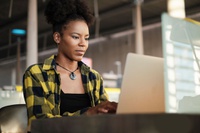 Mulheres ocupam 37,8% dos vínculos empregatícios em estabelecimentos com 100 ou mais empregados em Rondônia