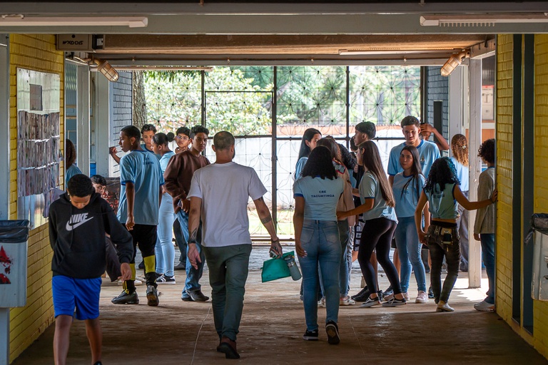 Após dois anos de Pé-de-Meia, abandono escolar no Brasil cai