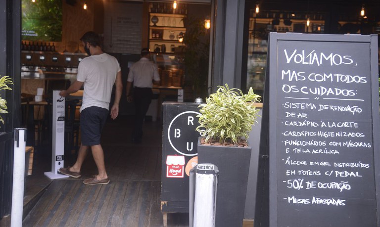 Setor de serviços registra quarta alta seguida e alcança maior patamar em cinco anos