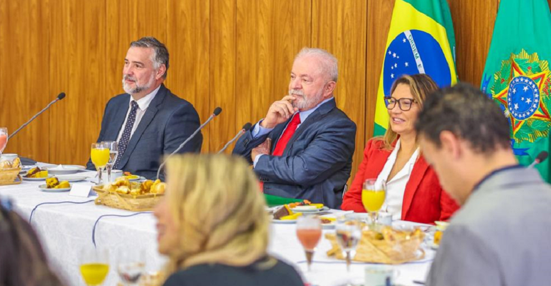 Ministro-chefe da Secretaria de Comunicação Social afirmou que delegado foi designado, especificamente, para cuidar dos inquéritos que envolvem violência sofrida por profissionais da comunicação; presidente Lula recebeu jornalistas para café da manhã no Palácio do Planalto
