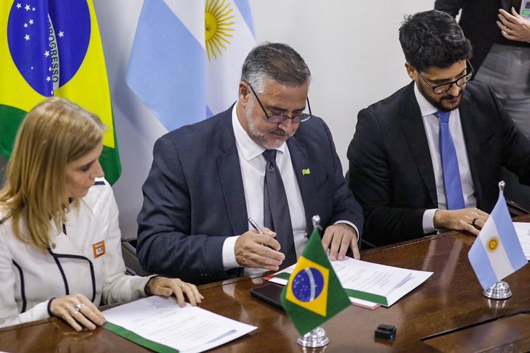 Ministro Paulo Pimenta assina acordo de parceria