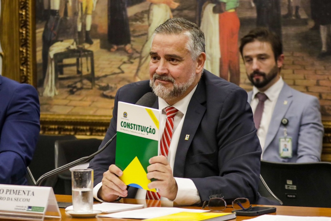 Em debate com deputados, Paulo Pimenta também destaca ações do Governo para reconstruir o Brasil e enfatiza que país precisa virar a página do ódio e da intolerância