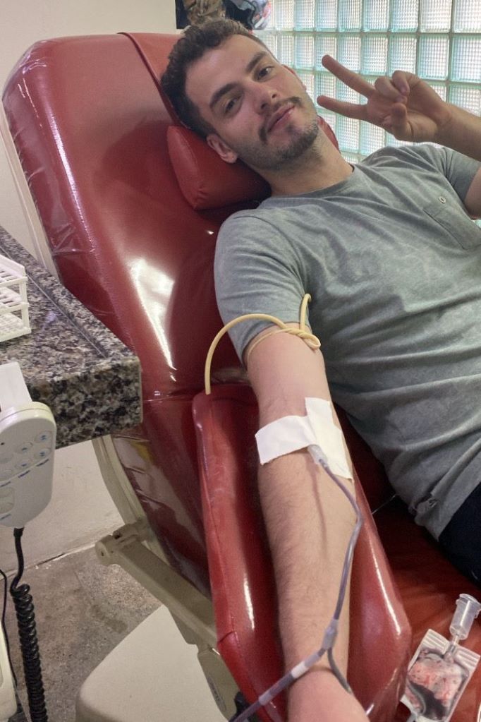 Lorenzo de Parnanselli, 23 anos, doou sangue pela primeira vez em 2019 para ajudar um familiar