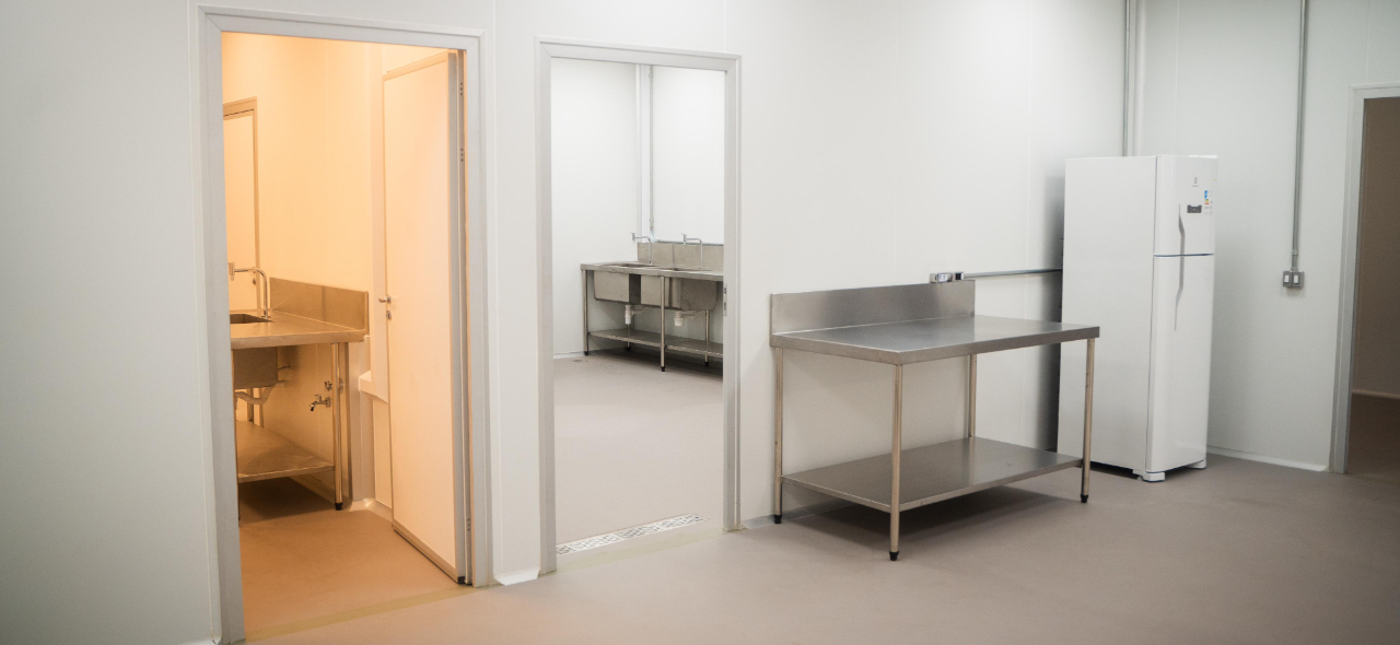 Construída em terreno de 4 mil m², a nova unidade contará com laboratórios para a produção do método Wolbachia. (Foto: Igor Evangelista/MS).