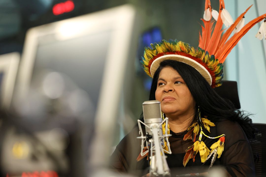 Titular da pasta dos Povos Indígenas foi a entrevistada desta quinta-feira no programa “Bom Dia, Ministra”. Na conversa com radialistas, a ministra destacou os avanços na demarcação de terras e a participação indígena na COP30, em 2025, entre outros assuntos