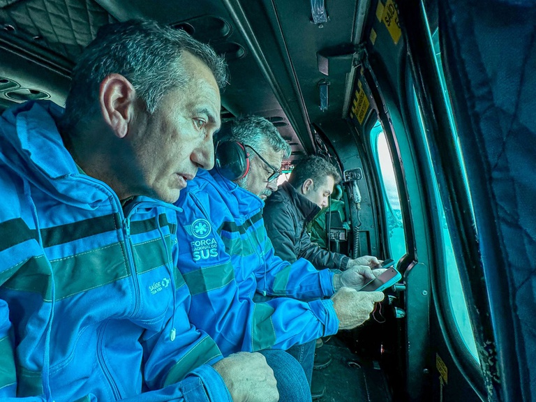 Ministros sobrevoaram a região metropolitana de Porto Alegre: mais de 40 bombas de sucção atuam para escoar águas represadas nas cidades. Foto: Joaquim Moura/Secom/PR