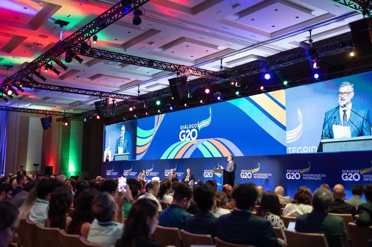 Ministro Paulo Pimenta participa de painel em evento paralelo do G20