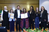 Escuta nacional com crianças, adolescentes e famílias expõe desafios dos usos de telas e orienta guia do governo federal