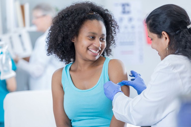 Brasil supera média global e avança na vacinação contra HPV