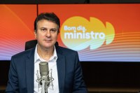 Camilo Santana: restrição de celulares nas escolas ajuda no combate à adultização de crianças