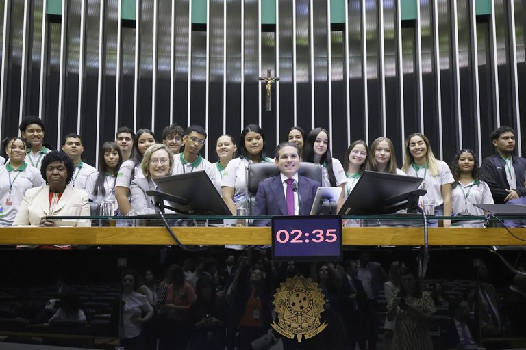 Governo celebra aprovação na Câmara de PL que protege crianças e adolescentes nos ambientes digitais