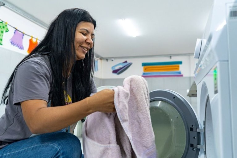 Governo do Brasil investe R$ 13 milhões em lavanderias públicas para reduzir sobrecarga das mulheres