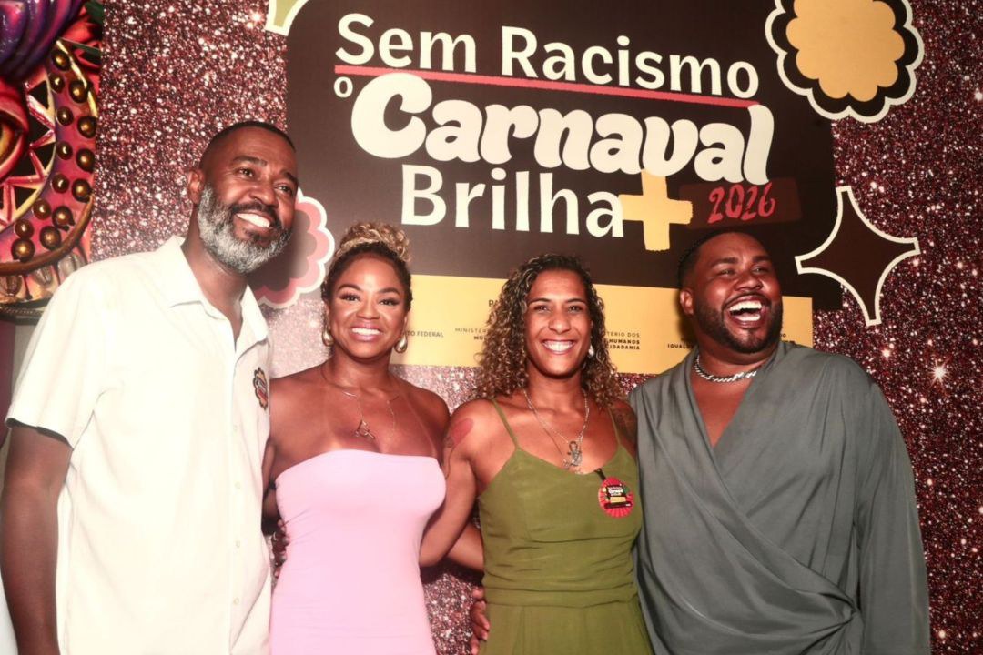 Ação distribui leques e adesivos visando a prevenção e o enfrentamento de práticas racistas, como injúria racial, fantasias ofensivas, violências simbólicas e discriminação em blocos, ensaios, quadras e desfiles de escolas de samba