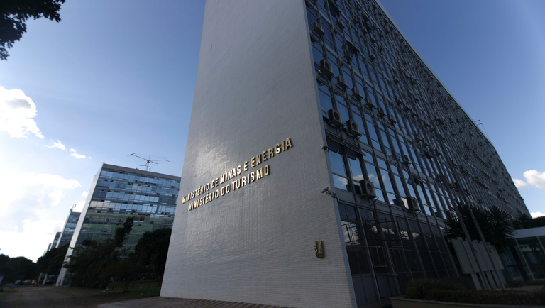 Ministério do Turismo assegura crédito para vítimas de chuvas no Litoral Norte de SP - Imagem