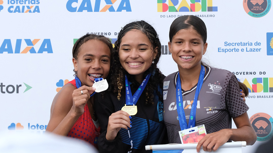 Pódio juvenil com medalhistas