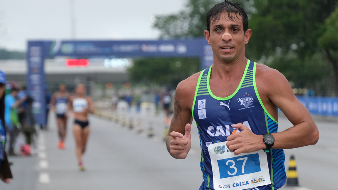 Atleta masculino na competição