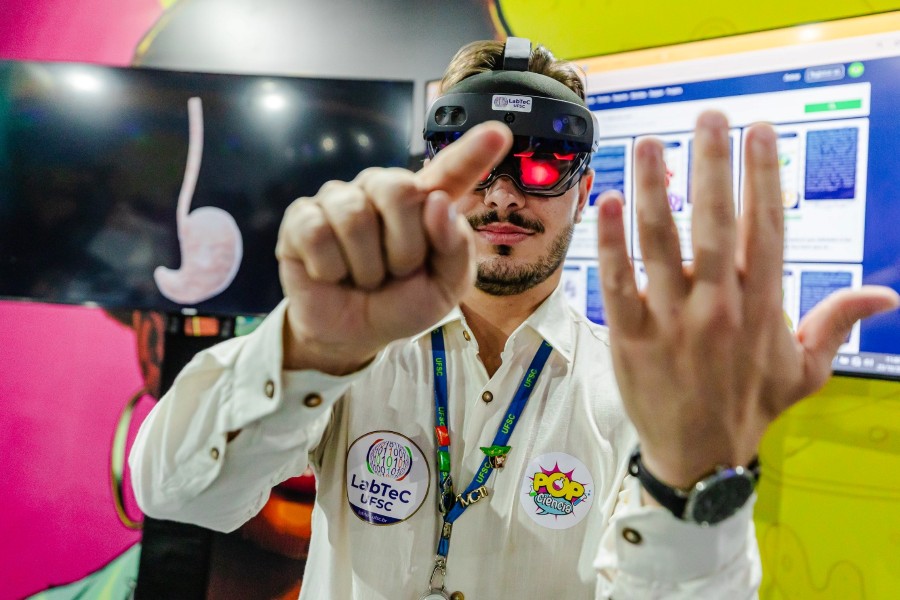 Realidade aumentada transforma o aprendizado e encanta visitantes na SNCT 2025