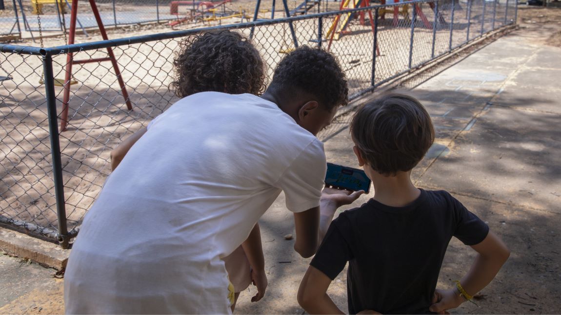 Crianças e telas próximas ao parque