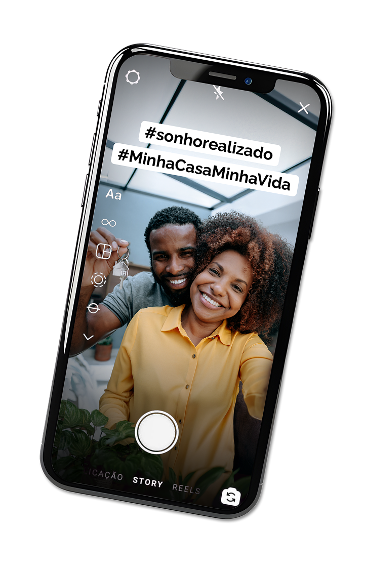 Celular com uma imagem de casal feliz, com a chave da casa própria