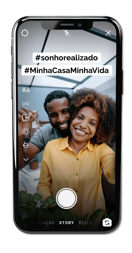 Casal com sonho da casa própria realizado