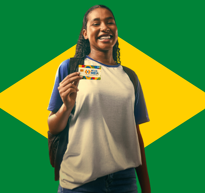 Aluna do ensino médio com o cartão do programa Pé-de-Meia
