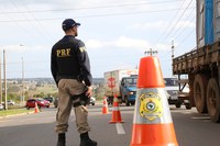 Operação da PRF para apreender pneus de caminhoneiros é falsa