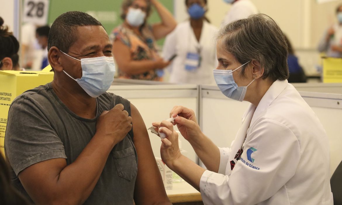 Licitação realizada pelo Ministério da Saúde garante aquisição de 12,5 milhões de doses da vacina contra a Covid-19 e economia de R$ 100 milhões