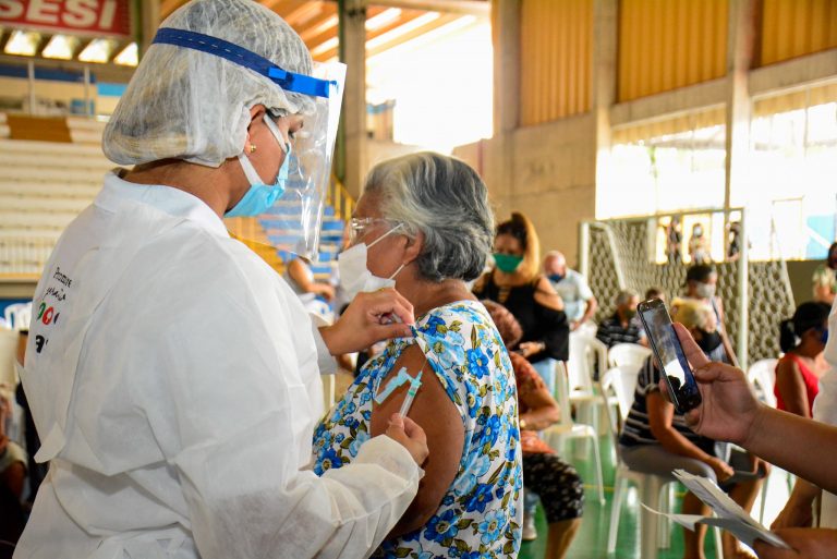 As vacinas contra a Covid-19 são seguras e representam uma ferramenta vital no controle da pandemia e na proteção da saúde pública