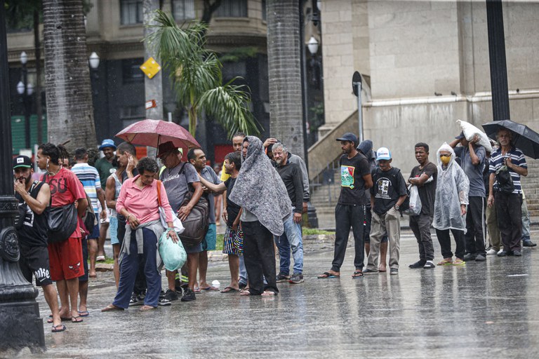 População em situação de rua não triplicou no Brasil em um ano e meio