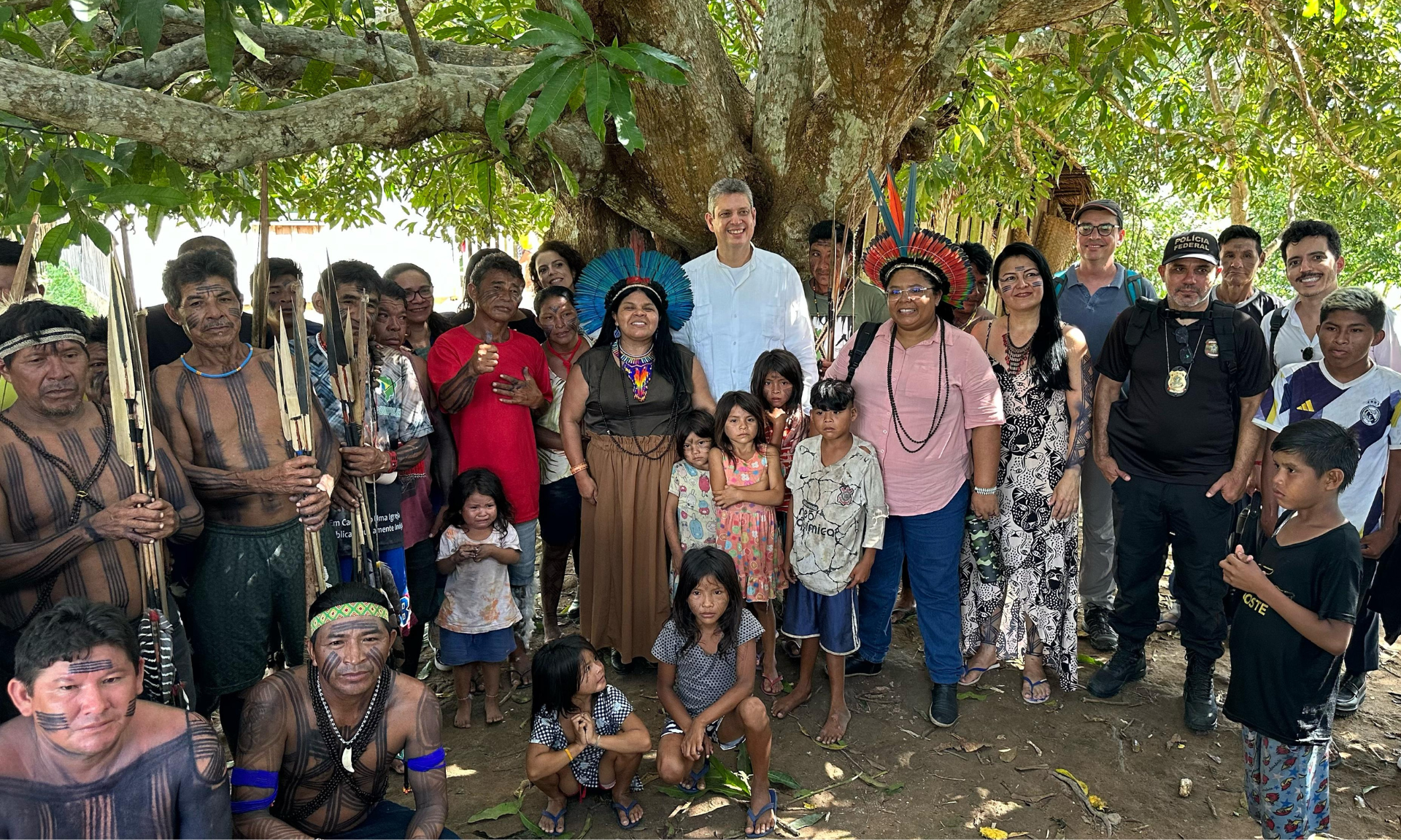 A ministra Sonia Guajajara e o ministro da Secretaria Geral da Presidência da República, Márcio Macedo, estiveram na TI, no Pará, para assinatura de certidão que marca a conclusão da operação de desintrusão do território.