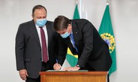Presidente Bolsonaro abre crédito para viabilizar 100 milhões de vacinas contra Covid-19