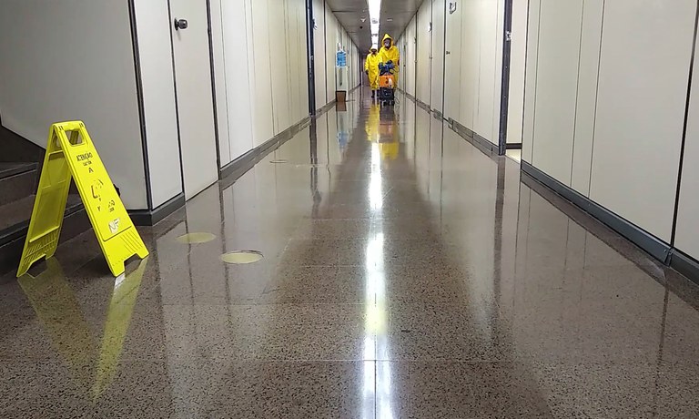 limpeza_corredor.jpg