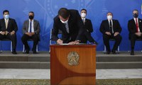 Presidente sanciona leis para facilitar aquisição de vacinas e autorizar entes federativos e setor privado a comprarem imunizante