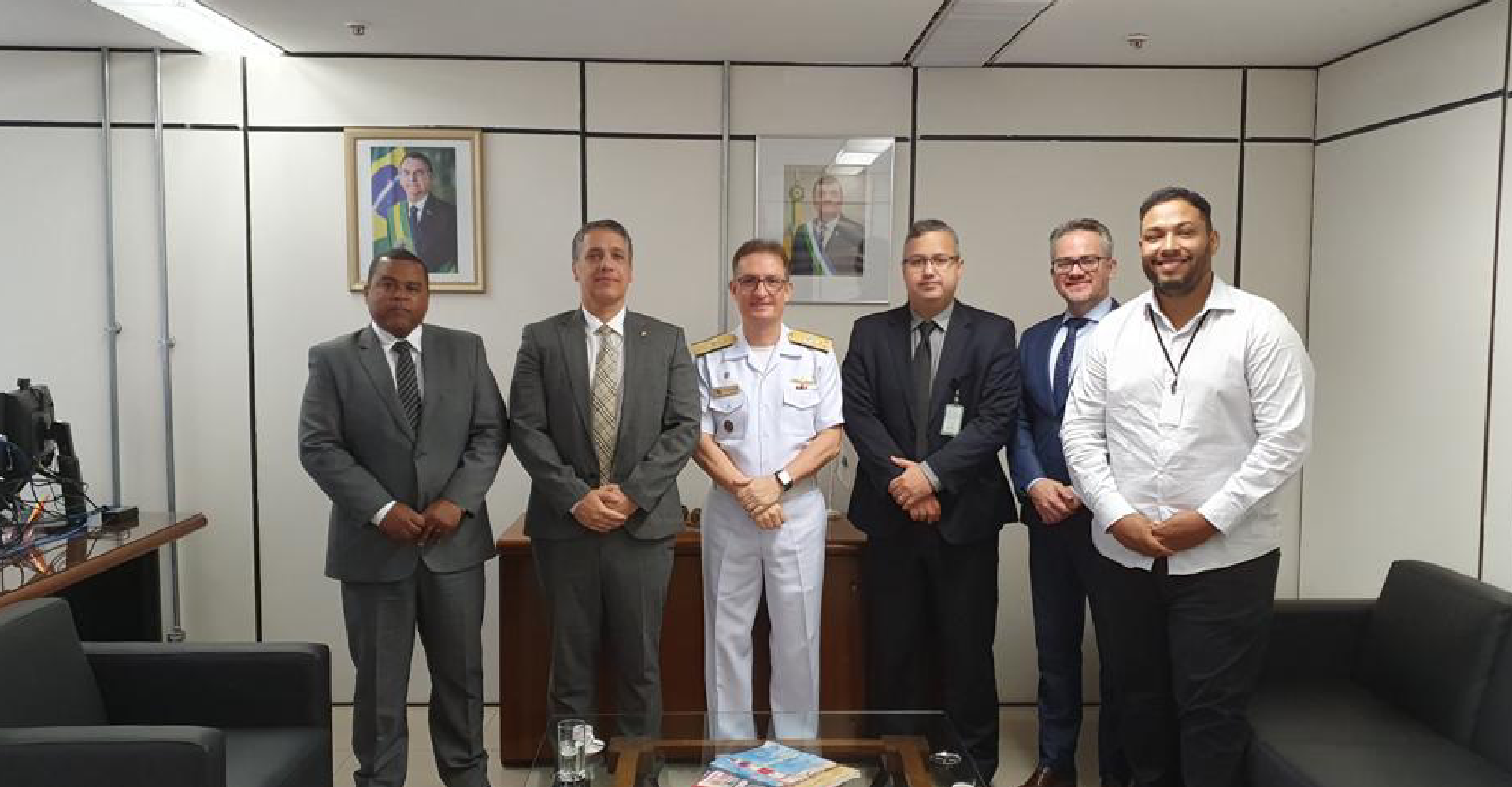 Secretários de Controle Interno da Presidência da República e do Ministério da Defesa junto com demais participantes da reunião de assinatura do protocolo.