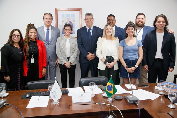 Ministro da Secretaria-Geral da Presidência, Márcio Macêdo, ministro da Educação, Camilo Santana, com representantes dos países do Mercosul, da Secretaria Nacional de Juventude, do Conselho Nacional de Juventude e do Organismo Internacional de Juventude para a Ibero-américa