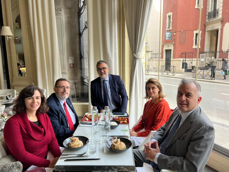 Carla Bezerra e Renato Simões com Sarquis José Buainain Sarquis, embaixador do Brasil junto a OCDE, e equipe.jpeg