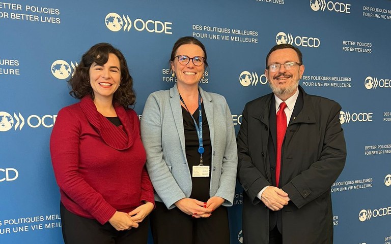 Carla Bezerra, Renato Simões e Gillian Dorner, Vice-Diretora da Direção de Governança Pública da OCDE.jpeg
