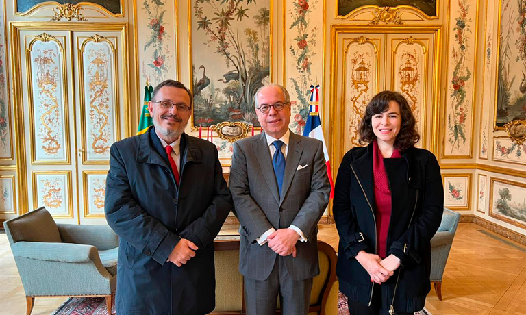 Carla Bezerra, Renato Simões e Ricardo Neiva Tavares, embaixador do Brasil na França..jpeg