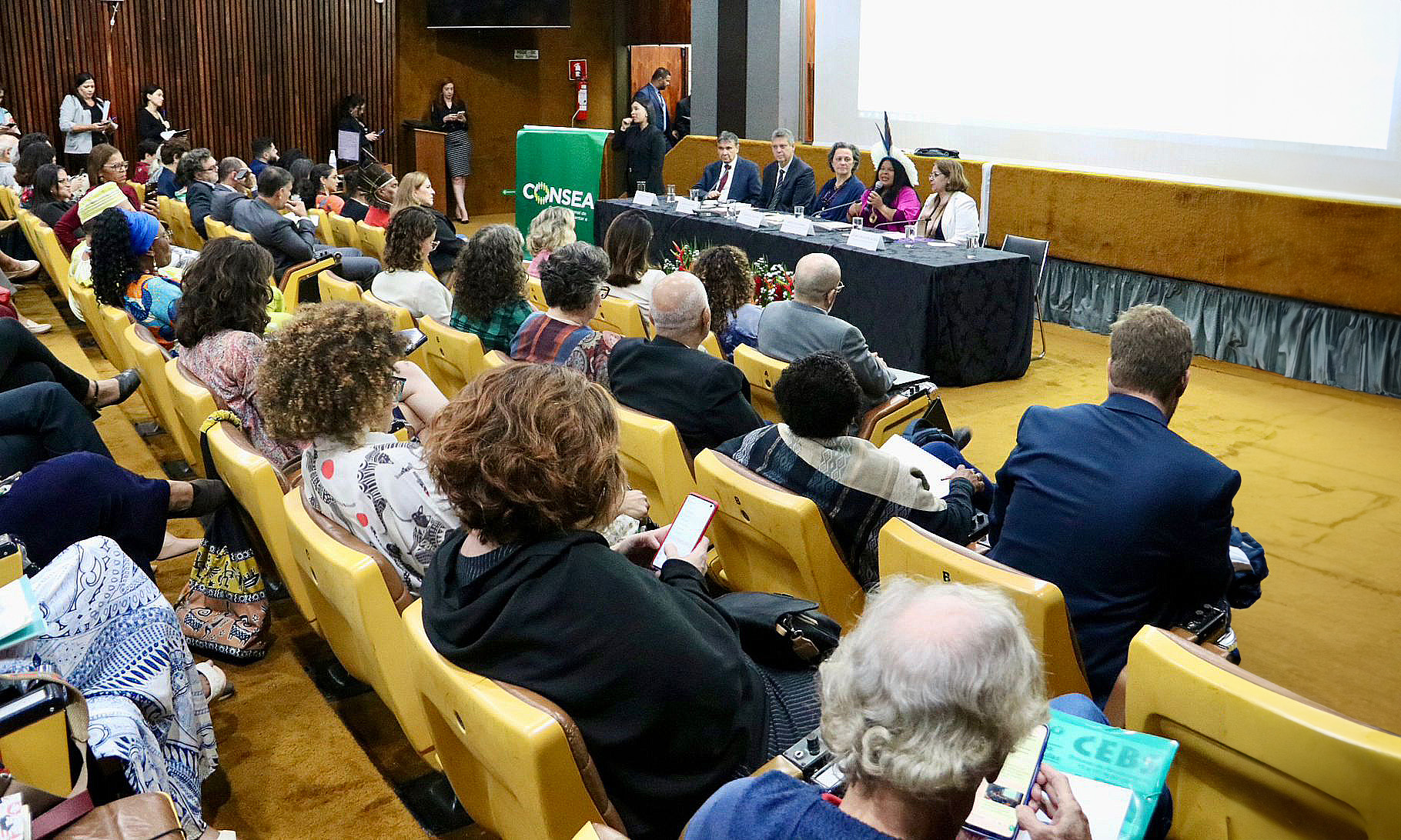Representantes da Sociedade Civil e do governo federal participam da plenária do Consea para debater estratégias ao enfrentamento da crise climática e os sistemas alimentares