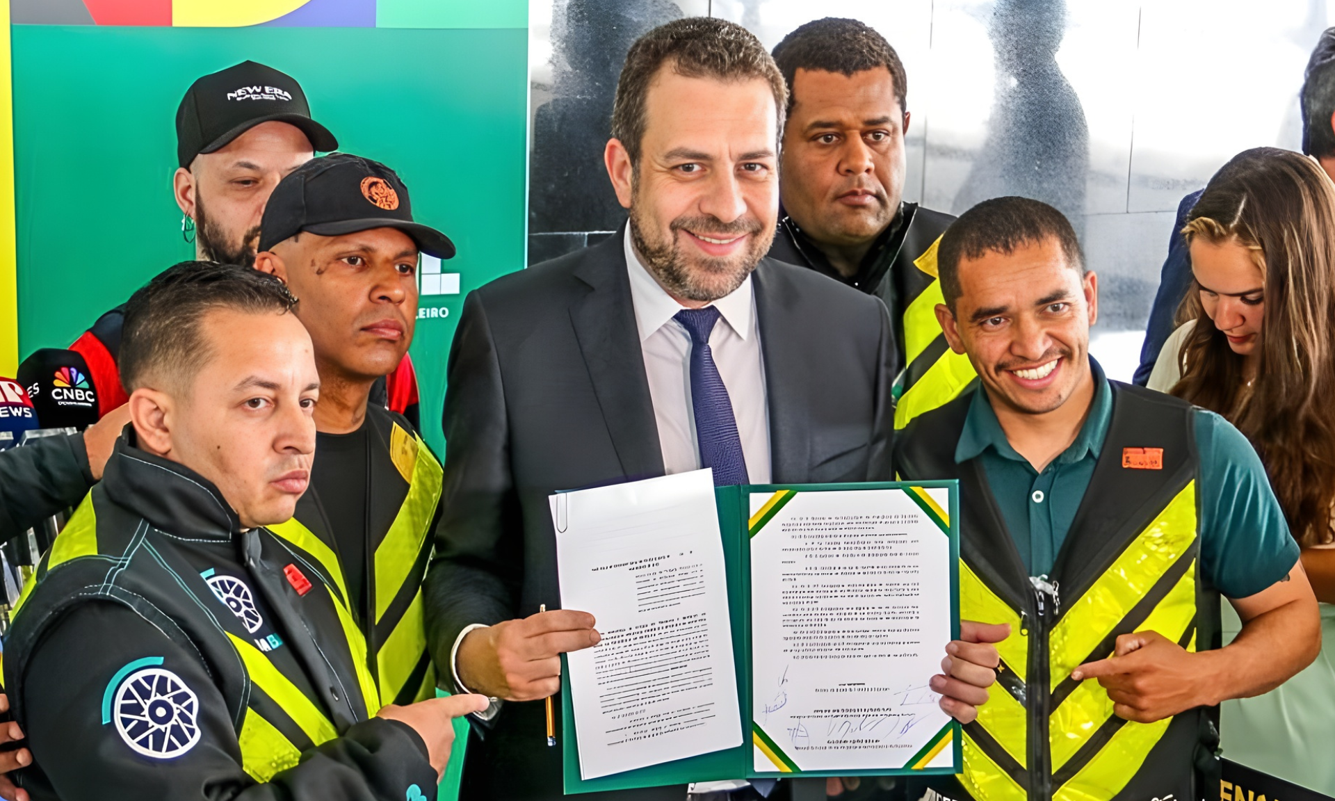 Ministro Guilherme Boulos assinou simbolicamente, ao lado de entregadores, a portaria de criação do Grupo de Trabalho Interministerial