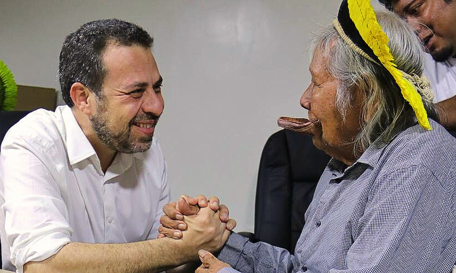 Encontro com liderança indígena é parte da agenda oficial do ministro na COP30. Cacique Raoni apresentou demandas dos povos indígenas e o ministro assegurou que vai buscar soluções.