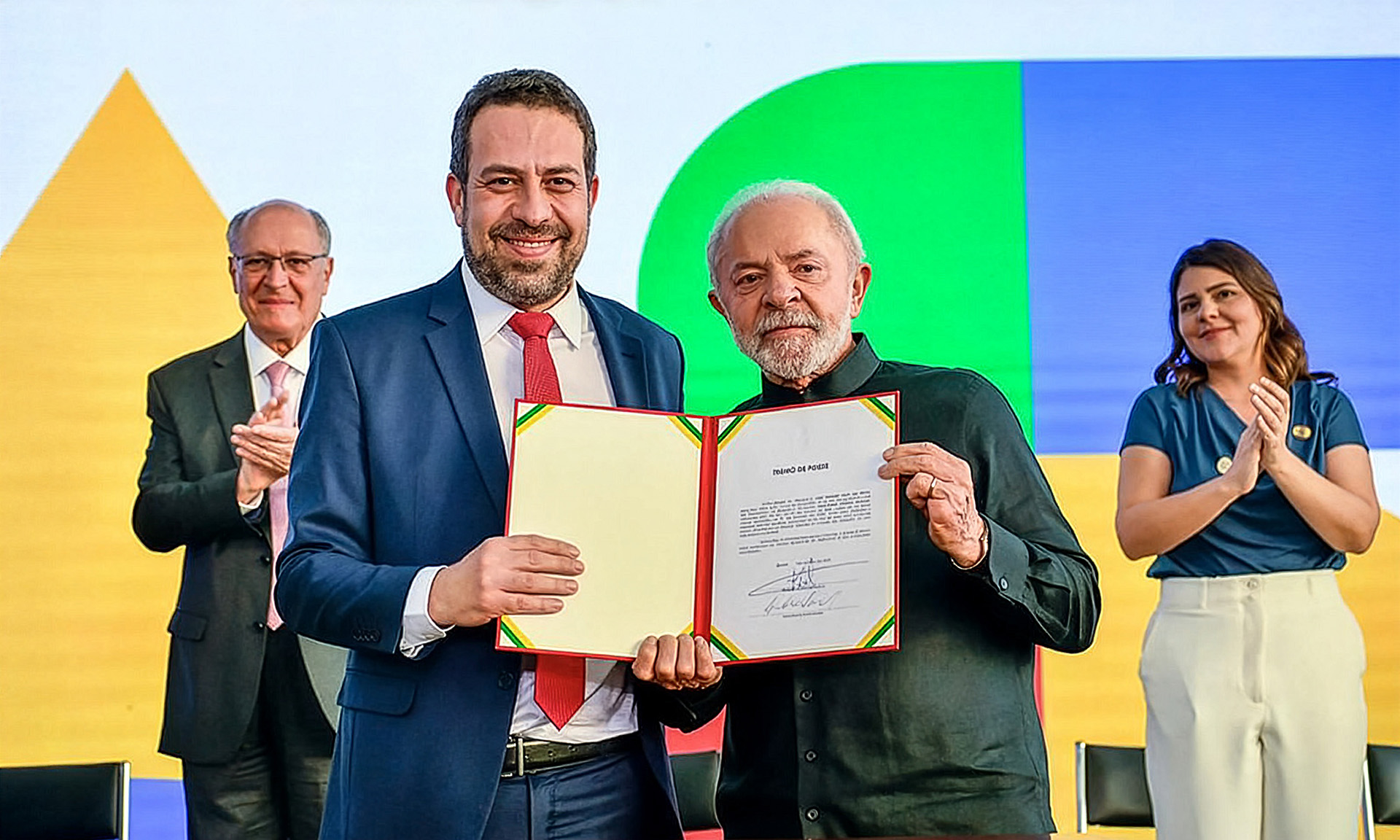 Ministro Guilherme Boulos tomou posse como titular da Secretaria-Geral da Presidência da República na tarde desta quarta-feira, 29. Cerimônia lotou o Palácio do Planalto com integrantes de movimentos sociais.