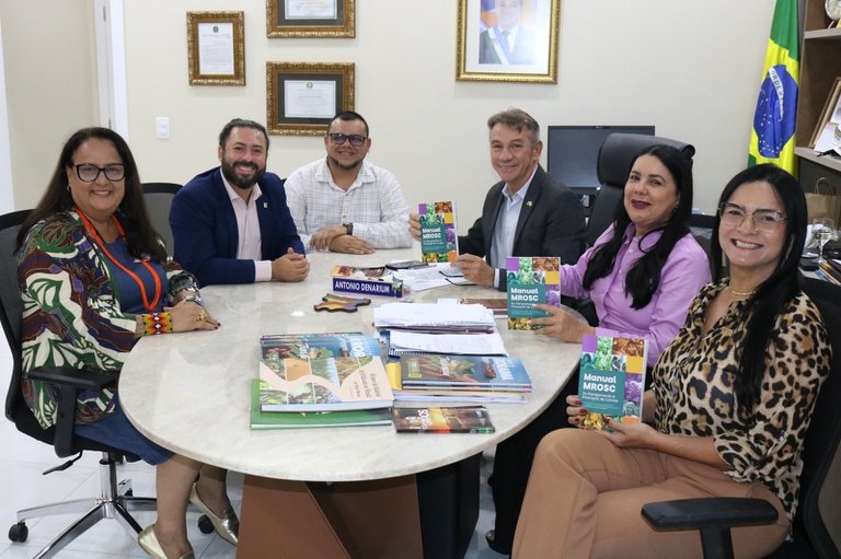 Entrega do Manual MROSC para o Governador de Roraima