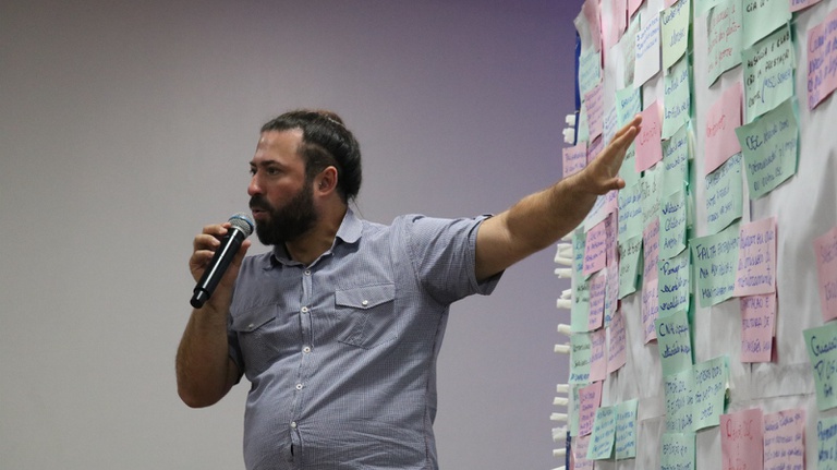 Foto - Igor Ferrer, diretor da DPSC, consolidando os resultados da oficina .jpeg