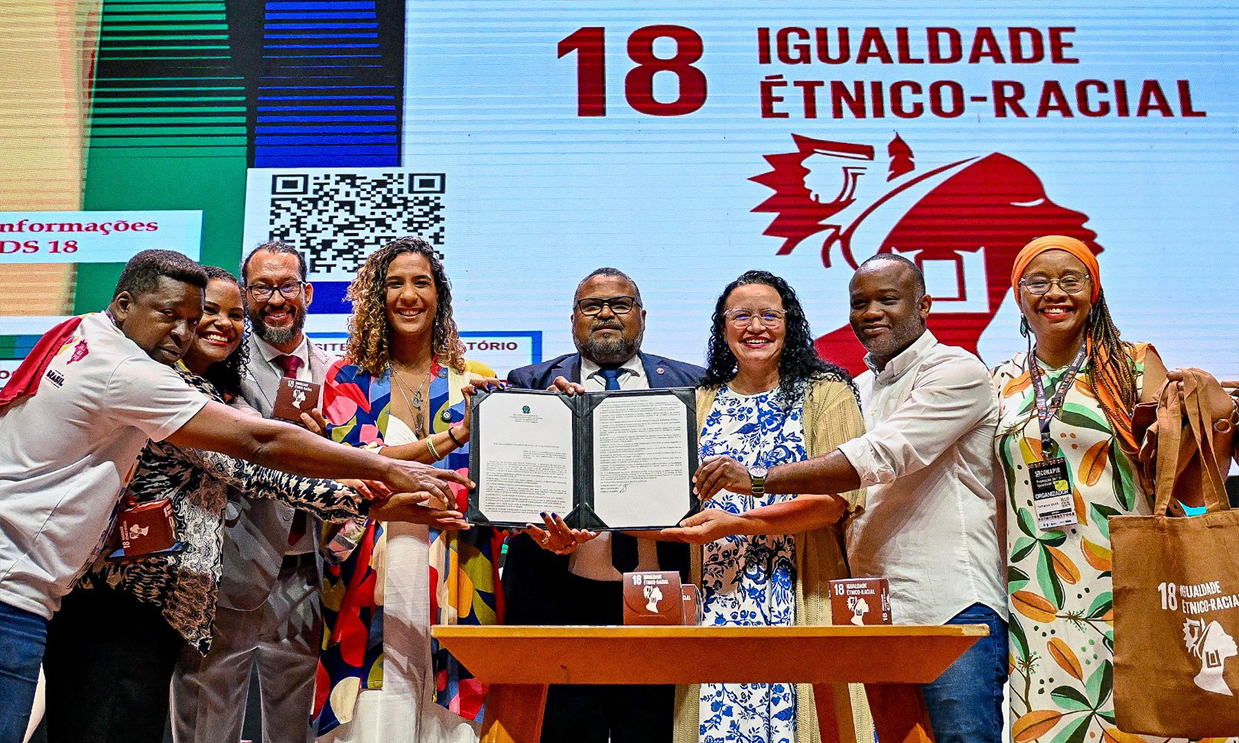 Durante evento, a Secretaria-Geral, através do ministro Márcio Macêdo e da secretária-executiva Kelli Mafort, entregou o Caderno de Respostas da Conaq e assinou Portaria Interministerial do ODS 18