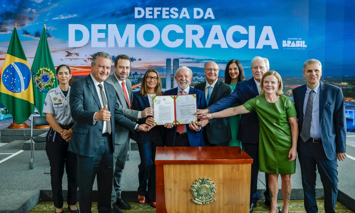 Ato no Palácio do Planalto celebra vitória da democracia sobre golpistas que tentaram tomar o poder pela força em 2023. Presidente assinou veto integral ao projeto de lei que reduzia penas de condenados pelo ato golpista.