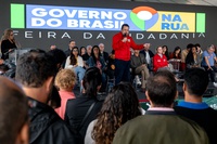 Cidadãos atendidos e entrega de caminhão para catadores: programação intensa do Governo do Brasil na Rua em Curitiba