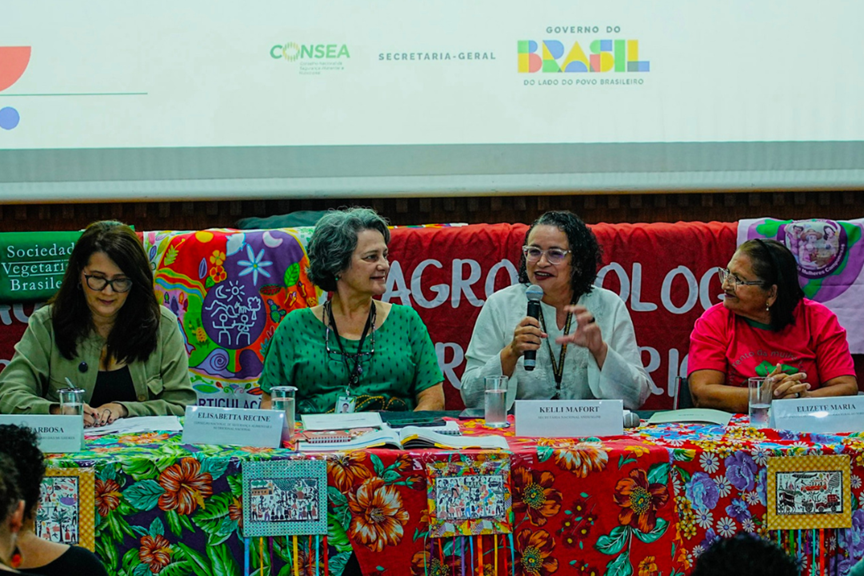 Reunião ocorrida no mês de celebração do Dia Internacional da Mulher contou com uma mesa de abertura composta exclusivamente por mulheres