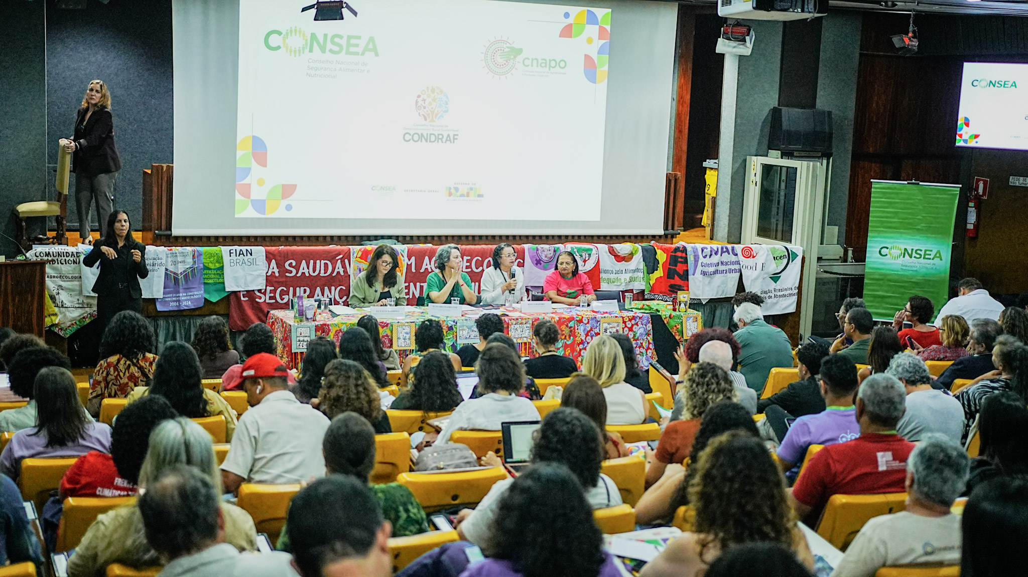 Reunião ocorrida no mês de celebração do Dia Internacional da Mulher contou com uma mesa de abertura composta exclusivamente por mulheres